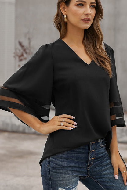 Blusa con mangas acampanadas y cuello en V