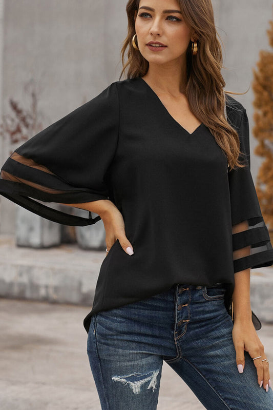 Blusa con mangas acampanadas y cuello en V