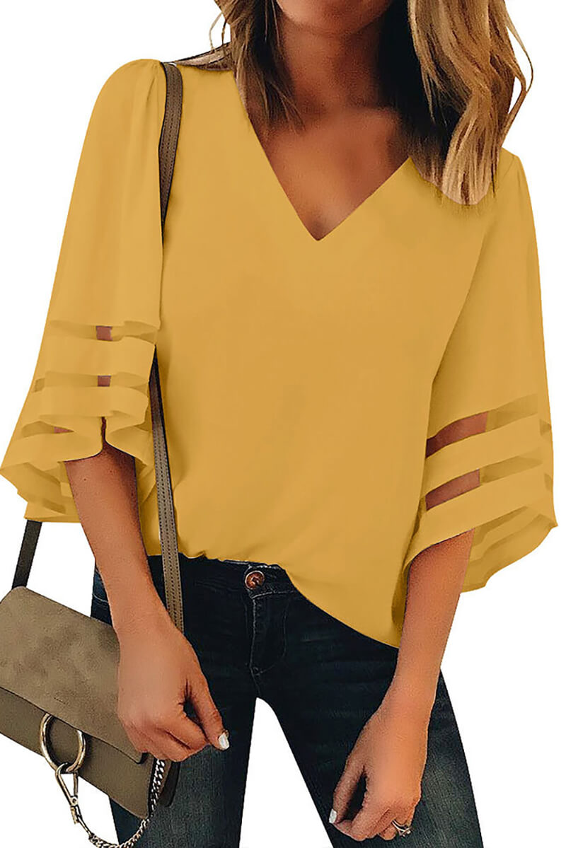 Blusa con mangas acampanadas y cuello en V